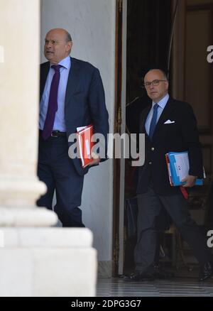 Il Segretario di Stato francese per le relazioni con il Parlamento Jean-Marie le Guen e il Ministro dell'interno Bernard Cazeneuve, dopo la riunione settimanale del gabinetto, si sono concentrati sul piano di emergenza per aiutare gli allevatori, presso il Palazzo Elysee a Parigi, Francia, il 22 luglio 2015. Foto di Christian Liegi/ABACAPRESS.COM Foto Stock