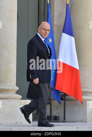 Il ministro francese dell'interno Bernard Cazeneuve lascia il Palazzo Elysee dopo la riunione settimanale del gabinetto si è concentrato sul piano di emergenza per aiutare gli allevatori, a Parigi, in Francia, il 22 luglio 2015. Foto di Christian Liegi/ABACAPRESS.COM Foto Stock