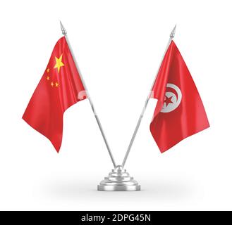 Le bandiere delle tabelle di Tunisia e Cina sono isolate sul rendering 3D bianco Foto Stock