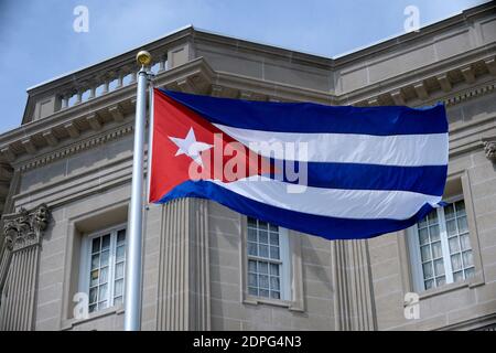 La bandiera cubana vola di fronte all'ambasciata del paese dopo 54 anni 30 luglio 2015 a Washington, DC. L'ambasciata fu chiusa nel 1961 quando il presidente degli Stati Uniti Dwight Eisenhower separò i legami diplomatici con la nazione dell'isola dopo che Fidel Castro prese il potere in una rivoluzione comunista.Foto di Olivier Douliery/ABACAPRESS.COM Foto Stock