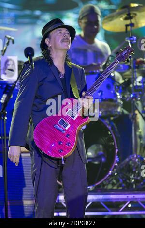 Il cantante americano Carlos Santana si esibisce, durante lo 'Sporting Summer Festival' allo Sporting di Monaco, Francia meridionale, il 11 luglio 2015. Foto di Syspeo.R/ABACAPRESS.COM Foto Stock