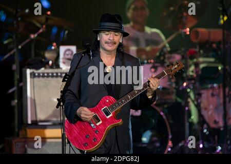 Il cantante americano Carlos Santana si esibisce, durante lo 'Sporting Summer Festival' allo Sporting di Monaco, Francia meridionale, il 11 luglio 2015. Foto di Syspeo.R/ABACAPRESS.COM Foto Stock