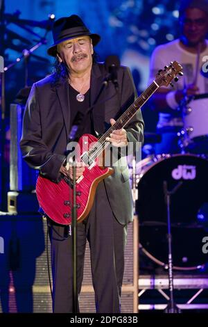 Il cantante americano Carlos Santana si esibisce, durante lo 'Sporting Summer Festival' allo Sporting di Monaco, Francia meridionale, il 11 luglio 2015. Foto di Syspeo.R/ABACAPRESS.COM Foto Stock