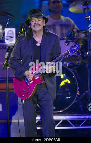 Il cantante americano Carlos Santana si esibisce, durante lo 'Sporting Summer Festival' allo Sporting di Monaco, Francia meridionale, il 11 luglio 2015. Foto di Syspeo.R/ABACAPRESS.COM Foto Stock