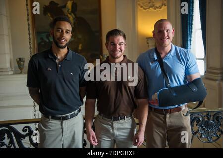 Airman prima Classe Spencer Stone (a destra), Aleksander Skarlatos e Anthony Sadler posano per una foto all'ambasciata degli Stati Uniti a Parigi, Francia, 23 agosto 2015, a seguito di un attacco sciocco su un treno francese. Stone era in vacanza con i suoi amici d'infanzia, Aleksander Skarlatos e Anthony Sadler, quando un pistolero armato entrò nel loro treno portando un fucile d'assalto, una pistola e un tagliascatole. I tre amici, con l'aiuto di un passeggero britannico, sottomisero il cannone dopo che il suo fucile si era bloccato. Foto di USAF via ABACAPRESS.COM Foto Stock