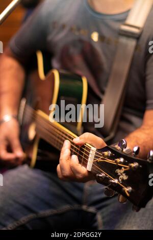 primo piano delle mani di un chitarrista che suona chitarra Foto Stock