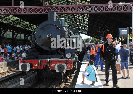 Festa per il 40° anniversario dell'ultimo treno francese a vapore alla stazione di Troyes, Aube, Francia, il 29 agosto 2015. Questo viaggio in locomotiva a vapore celebra il 40° anniversario dell'ultimo viaggio in treno a vapore francese, con partenza dalla stazione ferroviaria di Troyes. L'associazione AJECTA ha deciso di tornare indietro nel tempo e di ripercorrere i suoi passi. Partenza alle ore 11.30 e ritorno alle ore 8.55 alla stazione ferroviaria di Longueville. Sosta a Nogent-sur-Seine e Romilly-sur-Seine. I passeggeri prendono posto in un treno trainato dalla locomotiva da 141 TB 424. Questo treno è composto da linee principali automobili e compartimento anni '30. T Foto Stock