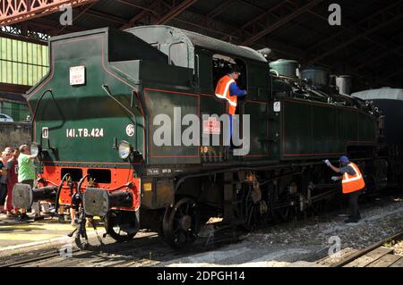 Festa per il 40° anniversario dell'ultimo treno francese a vapore alla stazione di Troyes, Aube, Francia, il 29 agosto 2015. Questo viaggio in locomotiva a vapore celebra il 40° anniversario dell'ultimo viaggio in treno a vapore francese, con partenza dalla stazione ferroviaria di Troyes. L'associazione AJECTA ha deciso di tornare indietro nel tempo e di ripercorrere i suoi passi. Partenza alle ore 11.30 e ritorno alle ore 8.55 alla stazione ferroviaria di Longueville. Sosta a Nogent-sur-Seine e Romilly-sur-Seine. I passeggeri prendono posto in un treno trainato dalla locomotiva da 141 TB 424. Questo treno è composto da linee principali automobili e compartimento anni '30. T Foto Stock