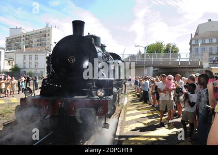 Festa per il 40° anniversario dell'ultimo treno francese a vapore alla stazione di Troyes, Aube, Francia, il 29 agosto 2015. Questo viaggio in locomotiva a vapore celebra il 40° anniversario dell'ultimo viaggio in treno a vapore francese, con partenza dalla stazione ferroviaria di Troyes. L'associazione AJECTA ha deciso di tornare indietro nel tempo e di ripercorrere i suoi passi. Partenza alle ore 11.30 e ritorno alle ore 8.55 alla stazione ferroviaria di Longueville. Sosta a Nogent-sur-Seine e Romilly-sur-Seine. I passeggeri prendono posto in un treno trainato dalla locomotiva da 141 TB 424. Questo treno è composto da linee principali automobili e compartimento anni '30. T Foto Stock