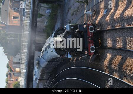 Festa per il 40° anniversario dell'ultimo treno francese a vapore alla stazione di Troyes, Aube, Francia, il 29 agosto 2015. Questo viaggio in locomotiva a vapore celebra il 40° anniversario dell'ultimo viaggio in treno a vapore francese, con partenza dalla stazione ferroviaria di Troyes. L'associazione AJECTA ha deciso di tornare indietro nel tempo e di ripercorrere i suoi passi. Partenza alle ore 11.30 e ritorno alle ore 8.55 alla stazione ferroviaria di Longueville. Sosta a Nogent-sur-Seine e Romilly-sur-Seine. I passeggeri prendono posto in un treno trainato dalla locomotiva da 141 TB 424. Questo treno è composto da linee principali automobili e compartimento anni '30. T Foto Stock