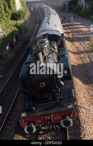 Festa per il 40° anniversario dell'ultimo treno francese a vapore alla stazione di Troyes, Aube, Francia, il 29 agosto 2015. Questo viaggio in locomotiva a vapore celebra il 40° anniversario dell'ultimo viaggio in treno a vapore francese, con partenza dalla stazione ferroviaria di Troyes. L'associazione AJECTA ha deciso di tornare indietro nel tempo e di ripercorrere i suoi passi. Partenza alle ore 11.30 e ritorno alle ore 8.55 alla stazione ferroviaria di Longueville. Sosta a Nogent-sur-Seine e Romilly-sur-Seine. I passeggeri prendono posto in un treno trainato dalla locomotiva da 141 TB 424. Questo treno è composto da linee principali automobili e compartimento anni '30. T Foto Stock