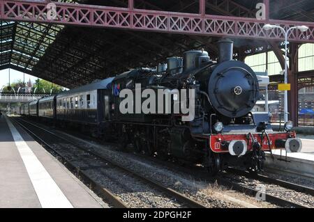 Festa per il 40° anniversario dell'ultimo treno francese a vapore alla stazione di Troyes, Aube, Francia, il 29 agosto 2015. Questo viaggio in locomotiva a vapore celebra il 40° anniversario dell'ultimo viaggio in treno a vapore francese, con partenza dalla stazione ferroviaria di Troyes. L'associazione AJECTA ha deciso di tornare indietro nel tempo e di ripercorrere i suoi passi. Partenza alle ore 11.30 e ritorno alle ore 8.55 alla stazione ferroviaria di Longueville. Sosta a Nogent-sur-Seine e Romilly-sur-Seine. I passeggeri prendono posto in un treno trainato dalla locomotiva da 141 TB 424. Questo treno è composto da linee principali automobili e compartimento anni '30. T Foto Stock