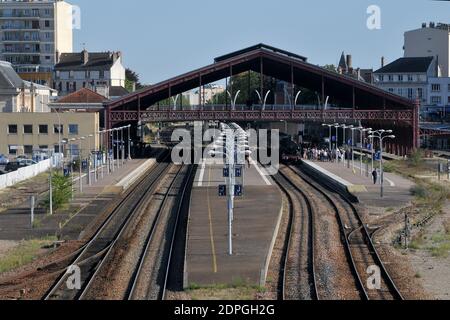 Festa per il 40° anniversario dell'ultimo treno francese a vapore alla stazione di Troyes, Aube, Francia, il 29 agosto 2015. Questo viaggio in locomotiva a vapore celebra il 40° anniversario dell'ultimo viaggio in treno a vapore francese, con partenza dalla stazione ferroviaria di Troyes. L'associazione AJECTA ha deciso di tornare indietro nel tempo e di ripercorrere i suoi passi. Partenza alle ore 11.30 e ritorno alle ore 8.55 alla stazione ferroviaria di Longueville. Sosta a Nogent-sur-Seine e Romilly-sur-Seine. I passeggeri prendono posto in un treno trainato dalla locomotiva da 141 TB 424. Questo treno è composto da linee principali automobili e compartimento anni '30. T Foto Stock