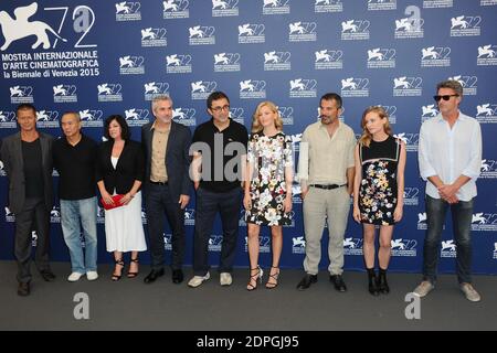 I membri della giuria 'Venezia 72' Biennale di Venezia Paolo Baratta, romanziere francese Emmanuel Carrere, direttore taiwanese Hou Hsiao-Hsien, direttore britannico Lynne Ramsay, presidente della giuria direttore messicano, Alfonso Cuaron, direttore turco Nuri Bilge Ceylan, attrice e regista statunitense Elizabeth Banks, direttore italiano Francesco Munzi, L'attrice tedesca Diane Kruger e il regista polacco Pawel Pawlikowski hanno partecipato alla giuria della fotocall durante il 72esimo Festival Internazionale del Cinema di Venezia (Mostra) al Lido di Venezia il 02 settembre 2015. Foto di Aurore Marechal/ABACAPRESS.COM Foto Stock
