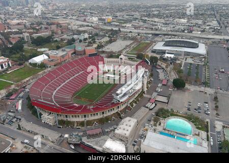 Vista generale del Los Angeles Memorial Coliseum e del Banc of California Stadium, lunedì 7 dicembre 2020, a Los Angeles. Foto Stock