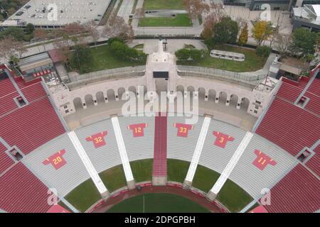 Una visione generale delle maglie dei vincitori del Southern California Trojans Heisman Trophy al Los Angeles Memorial Coliseum, lunedì 7 dicembre 2020, a Los Foto Stock