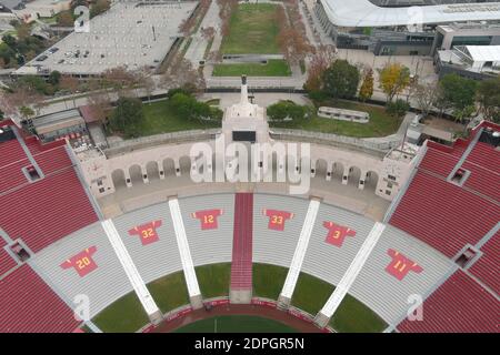 Una visione generale delle maglie dei vincitori del Southern California Trojans Heisman Trophy al Los Angeles Memorial Coliseum, lunedì 7 dicembre 2020, a Los Foto Stock