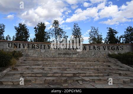 Il cartello d'ingresso all'Università del Nevada Las Vegas, giovedì 17 dicembre 2020, a Las Vegas. Foto Stock