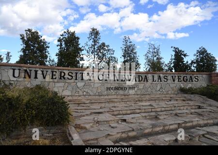 Il cartello d'ingresso all'Università del Nevada Las Vegas, giovedì 17 dicembre 2020, a Las Vegas. Foto Stock