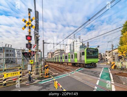 tokyo, giappone - dicembre 06 2020: Japan treno ferroviario che passa sopra l'unico passaggio di livello della linea Yamanote chiamata Nakazato Railroad Crossing II Foto Stock