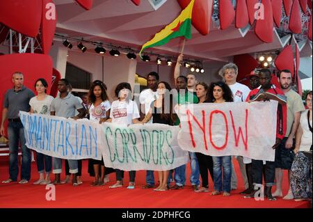 Manifestazione per mostrare sostegno ai migranti durante la prima "per Amor vostro" durante il 72o Festival Internazionale del Cinema di Venezia (Mostra) al Lido di Venezia, il 11 settembre 2015. Foto di Aurore Marechal/ABACAPRESS.COM Foto Stock