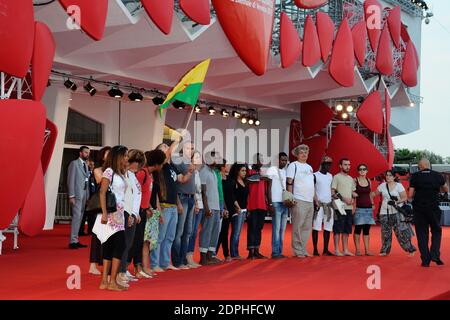 Manifestazione per mostrare sostegno ai migranti durante la prima "per Amor vostro" durante il 72o Festival Internazionale del Cinema di Venezia (Mostra) al Lido di Venezia, il 11 settembre 2015. Foto di Aurore Marechal/ABACAPRESS.COM Foto Stock