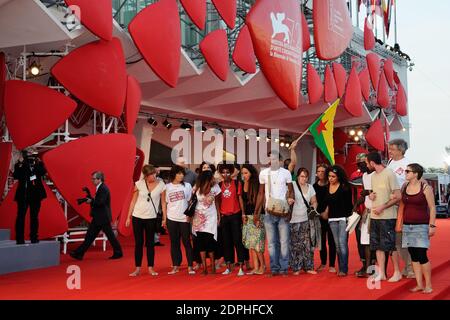 Manifestazione per mostrare sostegno ai migranti durante la prima "per Amor vostro" durante il 72o Festival Internazionale del Cinema di Venezia (Mostra) al Lido di Venezia, il 11 settembre 2015. Foto di Aurore Marechal/ABACAPRESS.COM Foto Stock