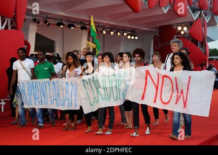 Manifestazione per mostrare sostegno ai migranti durante la prima "per Amor vostro" durante il 72o Festival Internazionale del Cinema di Venezia (Mostra) al Lido di Venezia, il 11 settembre 2015. Foto di Aurore Marechal/ABACAPRESS.COM Foto Stock