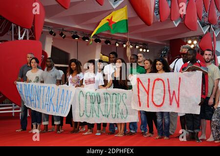 Manifestazione per mostrare sostegno ai migranti durante la prima "per Amor vostro" durante il 72o Festival Internazionale del Cinema di Venezia (Mostra) al Lido di Venezia, il 11 settembre 2015. Foto di Aurore Marechal/ABACAPRESS.COM Foto Stock