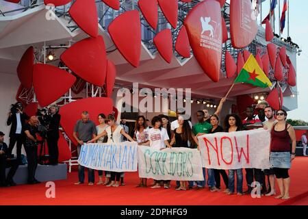 Manifestazione per mostrare sostegno ai migranti durante la prima "per Amor vostro" durante il 72o Festival Internazionale del Cinema di Venezia (Mostra) al Lido di Venezia, il 11 settembre 2015. Foto di Aurore Marechal/ABACAPRESS.COM Foto Stock