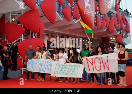 Manifestazione per mostrare sostegno ai migranti durante la prima "per Amor vostro" durante il 72o Festival Internazionale del Cinema di Venezia (Mostra) al Lido di Venezia, il 11 settembre 2015. Foto di Aurore Marechal/ABACAPRESS.COM Foto Stock