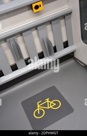 Milano, Lombardia, Italia - 10-03-2019-Expoferroviaria Area Fiera dedicata al trasporto in bicicletta su carro ferroviario Foto Stock