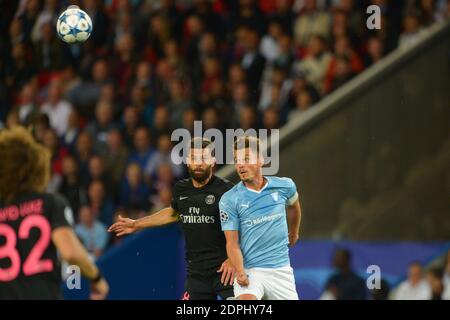 Thiago Motta della PSG ha combattuto contro Markus Rosenberg di Malmo durante la partita di calcio della Champions League Group A, Paris Saint-Germain vs Malmo FF al Parc des Princes di Parigi, Francia, il 15 settembre 2015. PSG ha vinto 2-0. Foto di Henri Szwarc/ABACAPRESS.COM Foto Stock