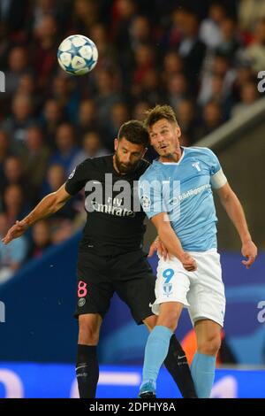 Thiago Motta della PSG ha combattuto contro Markus Rosenberg di Malmo durante la partita di calcio della Champions League Group A, Paris Saint-Germain vs Malmo FF al Parc des Princes di Parigi, Francia, il 15 settembre 2015. PSG ha vinto 2-0. Foto di Henri Szwarc/ABACAPRESS.COM Foto Stock