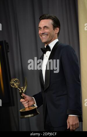 Jon Hamm si pone nella sala stampa del 67° Emmy Awards al Microsoft Theatre il 20 settembre 2015 a Los Angeles, California, USA. Foto di Lionel Hahn/ABACAPRESS.COM Foto Stock