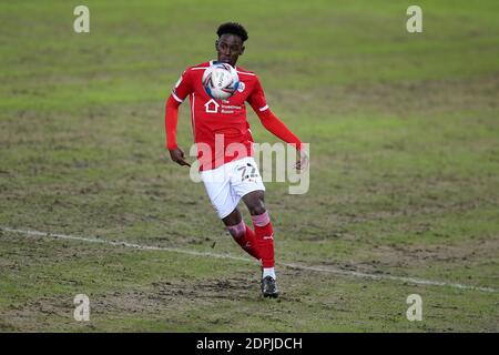 Swansea, Regno Unito. 19 dicembre 2020. Clarke Oduor di Barnsley in azione. EFL Skybet Championship, Swansea City contro Barnsley al Liberty Stadium di Swansea sabato 19 dicembre 2020. Questa immagine può essere utilizzata solo per scopi editoriali. Solo per uso editoriale, è richiesta una licenza per uso commerciale. Nessun utilizzo nelle scommesse, nei giochi o nelle pubblicazioni di un singolo club/campionato/giocatore. pic di Andrew Orchard/Andrew Orchard sports photography/Alamy Live news Credit: Andrew Orchard sports photography/Alamy Live News Foto Stock