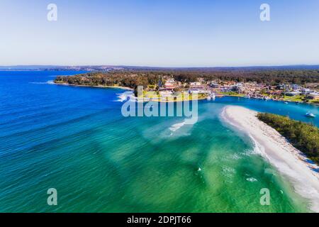 Delta del torrente Curambene vicino alla città di Huskisson sulla baia di Jervis in Australia - vista aerea estiva. Foto Stock