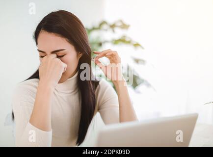 giovane donna stressata che lavora con il computer a casa Foto Stock