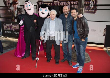 MICHEL GALABRU, KAD MERAD, ALEX GOUDE - PREMIERE DU FILM 'HOTEL TRANSYLVANIE 2' AU GAUMONT MARIGNAN CHAMPS ELYSEES FOTO DI NASSER BERZANE/ABACAPRESS.COM Foto Stock