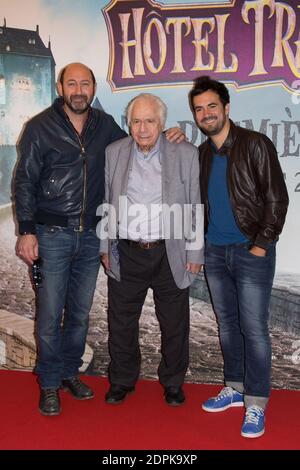 KAD MERAD, MICHEL GALABRU, ALEX GOUDE - PREMIERE DU FILM 'HOTEL TRANSYLVANIE 2' AU GAUMONT MARIGNAN CHAMPS ELYSEES FOTO DI NASSER BERZANE/ABACAPRESS.COM Foto Stock