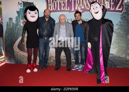 KAD MERAD, MICHEL GALABRU, ALEX GOUDE - PREMIERE DU FILM 'HOTEL TRANSYLVANIE 2' AU GAUMONT MARIGNAN CHAMPS ELYSEES FOTO DI NASSER BERZANE/ABACAPRESS.COM Foto Stock