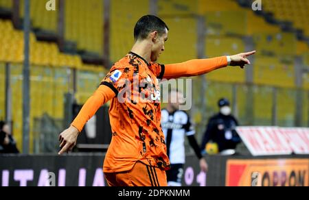 Parma, Italia. 19 dicembre 2020. Cristiano Ronaldo del FC Juventus festeggia il suo secondo gol durante una partita di calcio tra Parma e FC Juventus a Parma, 19 dicembre 2020. Credit: Alberto Lingria/Xinhua/Alamy Live News Foto Stock