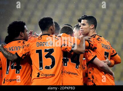 Parma, Italia. 19 dicembre 2020. Cristiano Ronaldo (1° R) del FC Juventus celebra il suo primo gol con i suoi compagni di squadra durante una partita di calcio tra Parma e FC Juventus a Parma, Italia, il 19 dicembre 2020. Credit: Alberto Lingria/Xinhua/Alamy Live News Foto Stock