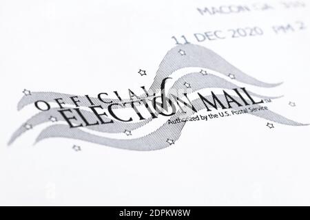 Vidalia, Georgia / USA - 16 dicembre 2020: Una macro shot del logo ufficiale delle elezioni americane stampato sulla parte anteriore di una busta bianca. Foto Stock