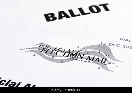 Vidalia, Georgia / USA - 16 dicembre 2020: Una macro shot del logo ufficiale delle elezioni americane stampato sulla parte anteriore di una busta bianca. Foto Stock