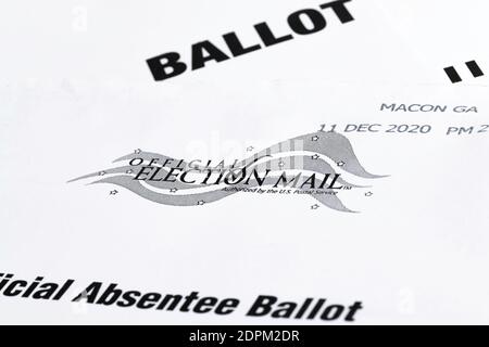 Vidalia, Georgia / USA - 16 dicembre 2020: Una macro shot del logo ufficiale delle elezioni americane stampato sulla parte anteriore di una busta bianca. Foto Stock
