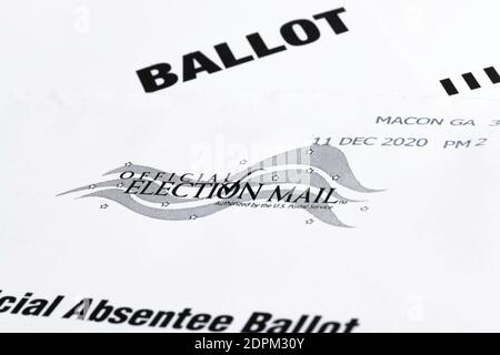 Vidalia, Georgia / USA - 16 dicembre 2020: Una macro shot del logo ufficiale delle elezioni americane stampato sulla parte anteriore di una busta bianca. Foto Stock