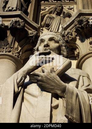 Una statua di un santo che stringe un libro dalla Cattedrale di San Giovanni il Divino. Foto Stock