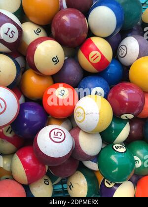 Una pila di palline da biliardo vintage multicolore Foto Stock