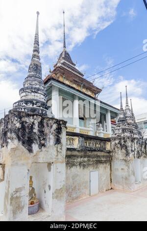 Un moderno tempio buddista a Phetchaburi, Thailandia Foto Stock